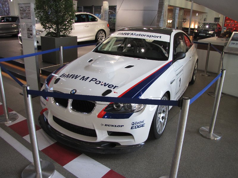 bmw m power_sportauto.jpg - Deze kun je ook kopen. Een speciale race uitvoering. Voor net geen 122.000 euro kun je hem meenemen. En dat is inclusief race bodywork met rolkooi, veiligheidstank, speciaal dashboard, speciale ramen, speciale remmen en nog een hele boel speciaal voor het racen. En oh ja, voor promotie doeleinden doet BMW er een bijrijdersstoel bij.